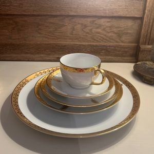 Tiffany’ s china 4 place settings